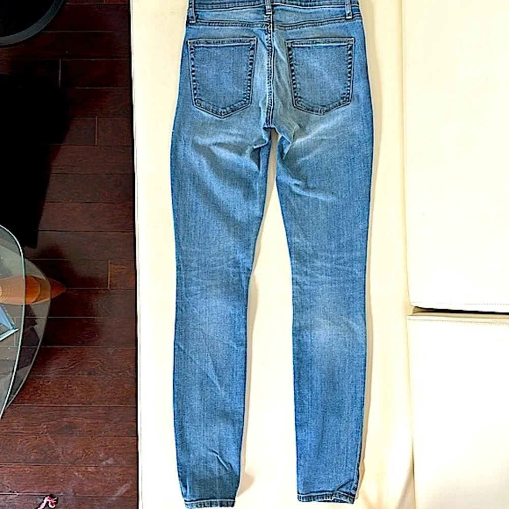 Gap Lightweight True Skinny Jeans! - Picture 4 of 6